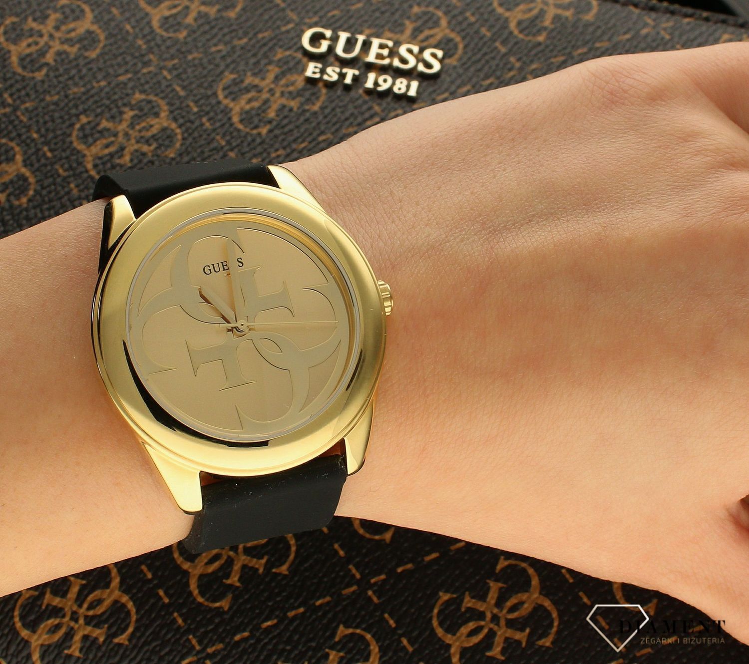 Zegarek damski GUESS G Twist W0911L3 ⇒ Kupuj w autoryzowanym sklepie. Damski zegarek Guess G Twist W0911L3 to nowoczesny model z paskiem w czarnym kolorze i złotą tarczą, w eleganckim stylu z dużym logo Guess..jpg
