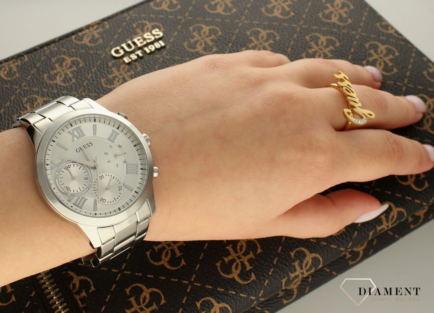 Damski zegarek Guess Solar W1070L1 w srebrnej kolorystyce to propozycja dla wszystkich tych, którzy nie chcą pozostać niezauważeni. Złoty zegarek wykonany ze stali pozłacanej. ⌚ Zegarki Guess ✓ Zapraszamy do sklepu www.jpg