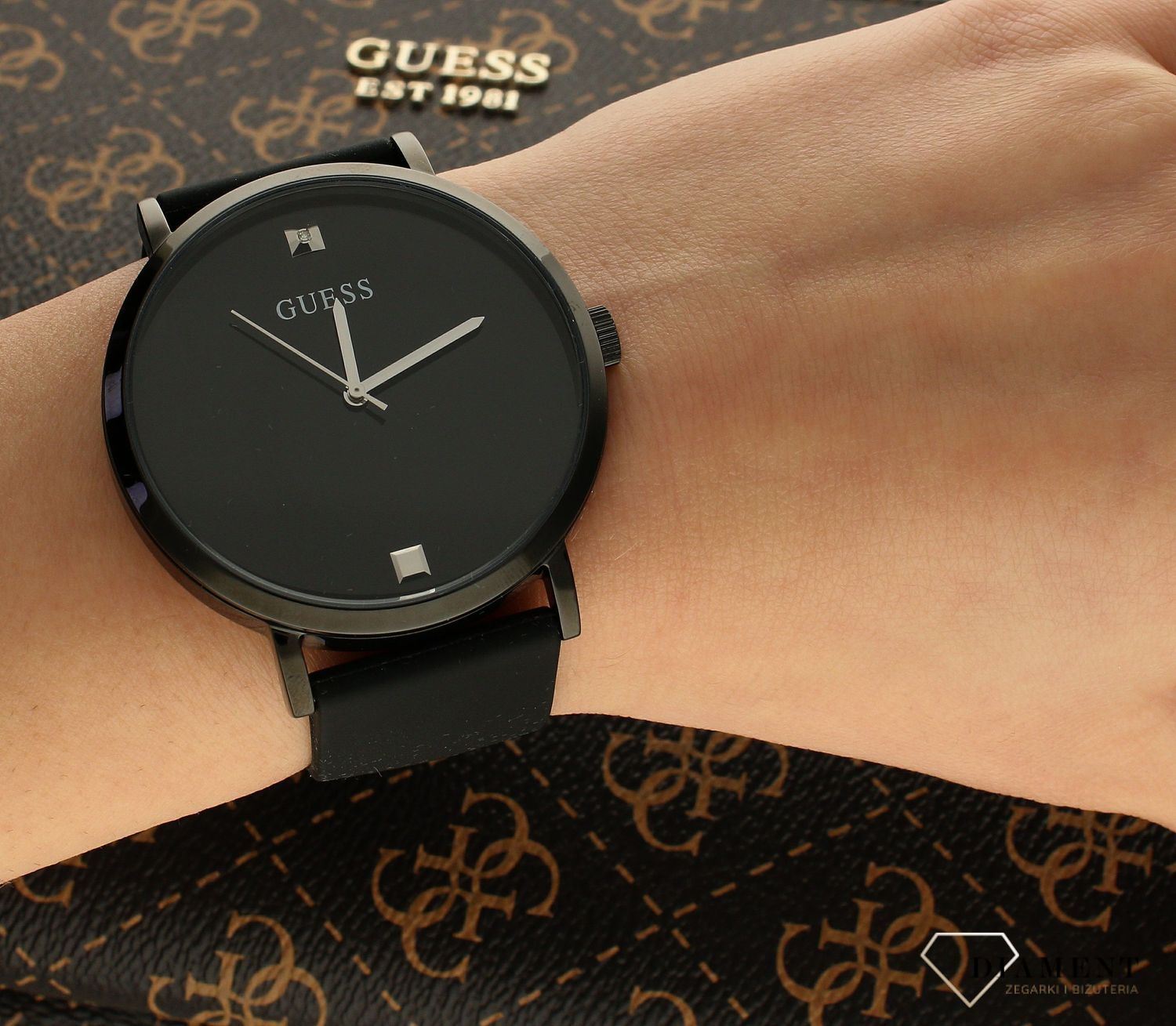 Zegarek damski czarny na czarnym pasku Nova W1264G2 Guess z prawdziwym diamentem na godzinie 12. Czarny zegarek wykonany ze stali wysokiej jakości. ⌚ Zegarki Guess ✓ Zapraszamy do sklepu www.zegarki-diament.pl.jpg