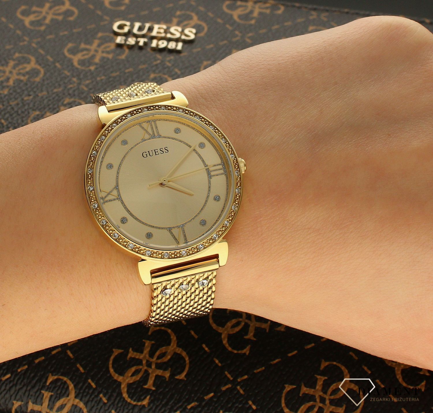 Zegarek damski Guess Jewel W1289L2 ⇒ Kupuj w autoryzowanym sklepie. Zegarek damski Guess Jewel W1289L2 to nowoczesny model z bransoletą w złotym kolorze i złotą tarczą z błyszczącymi kryształkami. Zapraszamy do.jpg