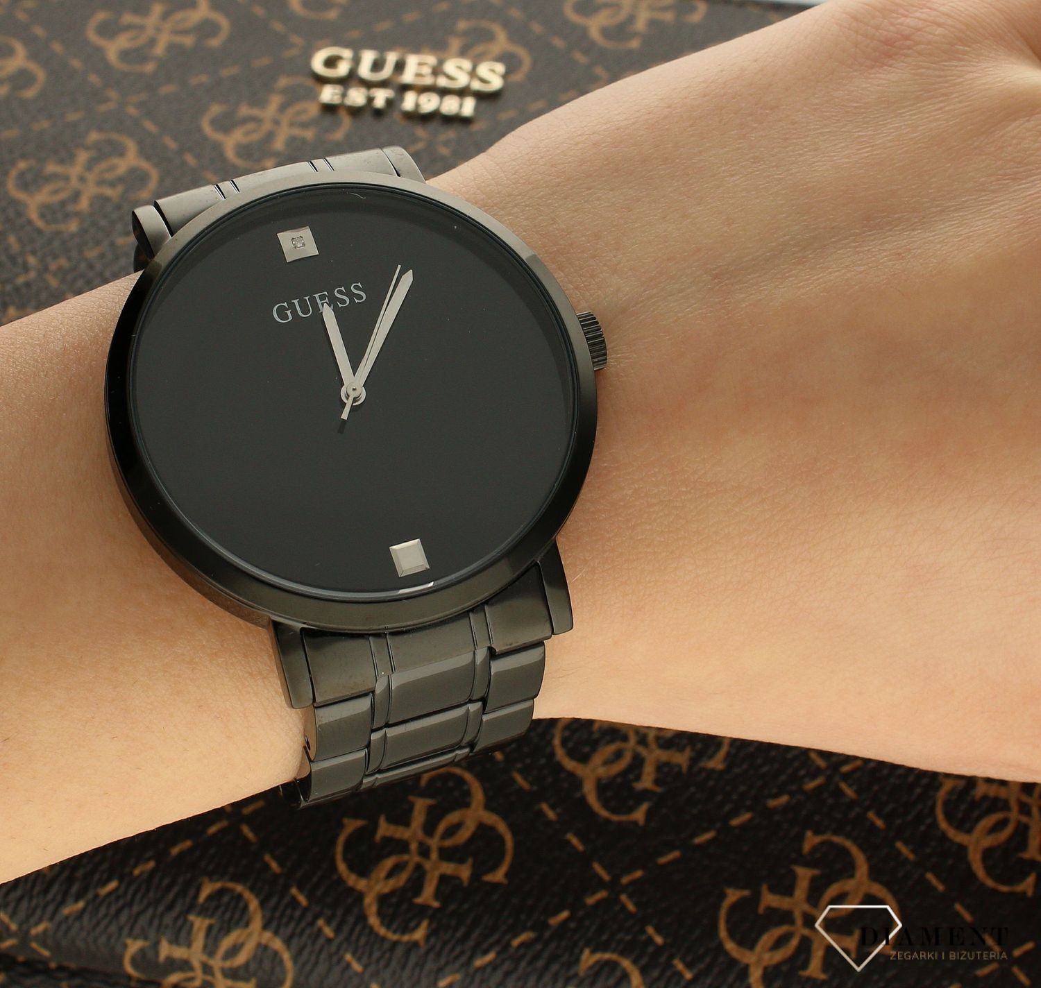Zegarek męski czarny na bransolecie W1315G3 Guess z prawdziwym diamentem na godzinie 12. Złoty zegarek wykonany ze stali wysokiej jakości. ⌚ Zegarki Guess ✓ Zapraszamy do sklepu www.zegarki-diament.pl.jpg