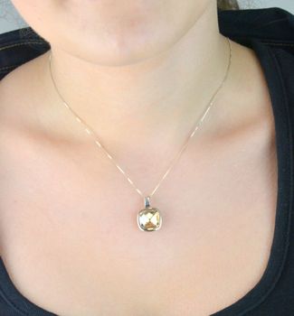 Zawieszka damska ze srebra próby 925 z kwadratowym kryształem Swarovski® w złotym odcieniu. Model WC7GS, waga 3,74 g, wymiary 2,2 x 1,4 cm. Elegancka i efektowna ozdoba (1).JPG