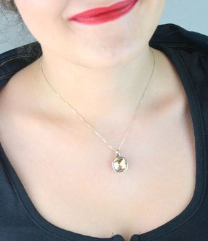 Zawieszka damska ze srebra próby 925 z kwadratowym kryształem Swarovski® w złotym odcieniu. Model WC7GS, waga 3,74 g, wymiary 2,2 x 1,4 cm. Elegancka i efektowna ozdoba (3).JPG