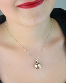 Zawieszka damska ze srebra próby 925 z kwadratowym kryształem Swarovski® w złotym odcieniu. Model WC7GS, waga 3,74 g, wymiary 2,2 x 1,4 cm. Elegancka i efektowna ozdoba (4).JPG