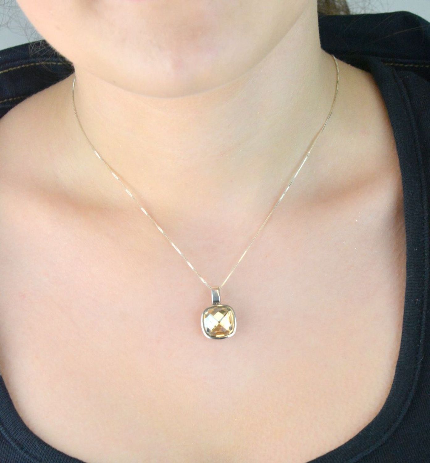 Zawieszka damska ze srebra próby 925 z kwadratowym kryształem Swarovski® w złotym odcieniu. Model WC7GS, waga 3,74 g, wymiary 2,2 x 1,4 cm. Elegancka i efektowna ozdoba.1.jpg