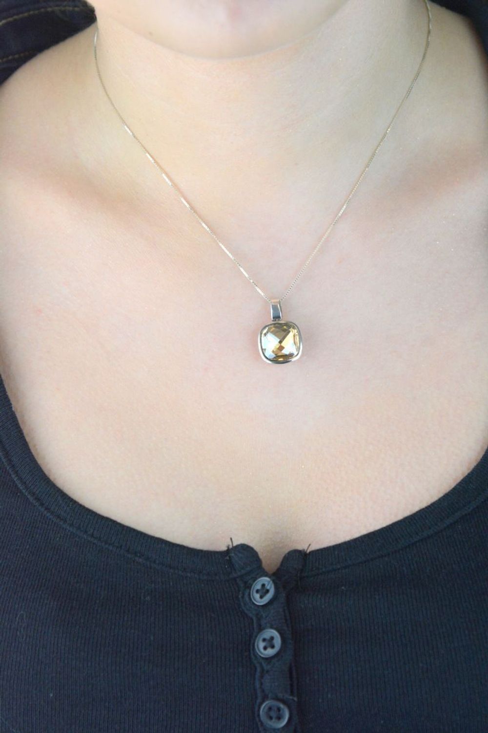 Zawieszka damska ze srebra próby 925 z kwadratowym kryształem Swarovski® w złotym odcieniu. Model WC7GS, waga 3,74 g, wymiary 2,2 x 1,4 cm. Elegancka i efektowna ozdoba.1.jpg