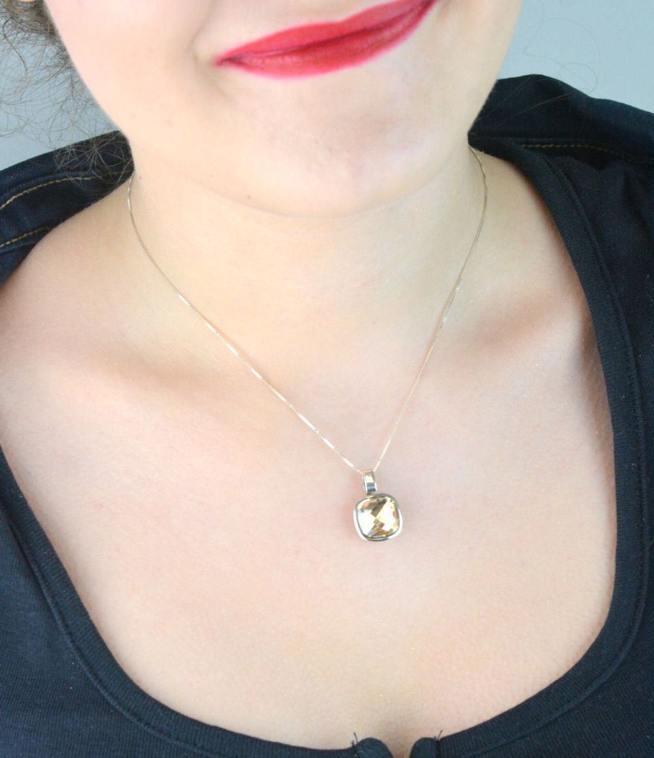 Zawieszka damska ze srebra próby 925 z kwadratowym kryształem Swarovski® w złotym odcieniu. Model WC7GS, waga 3,74 g, wymiary 2,2 x 1,4 cm. Elegancka i efektowna ozdoba.1.jpg