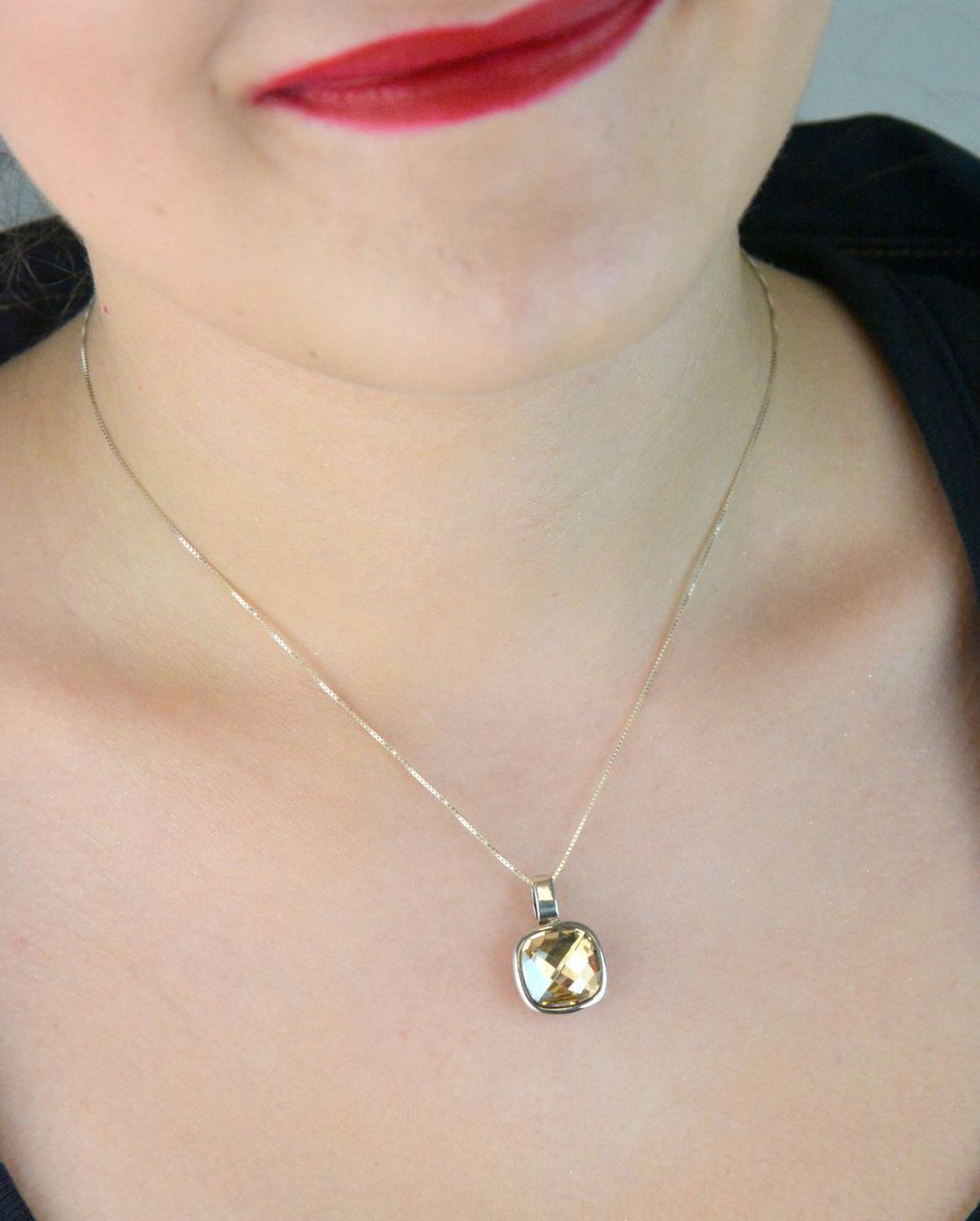 Zawieszka damska ze srebra próby 925 z kwadratowym kryształem Swarovski® w złotym odcieniu. Model WC7GS, waga 3,74 g, wymiary 2,2 x 1,4 cm. Elegancka i efektowna ozdoba.1.jpg