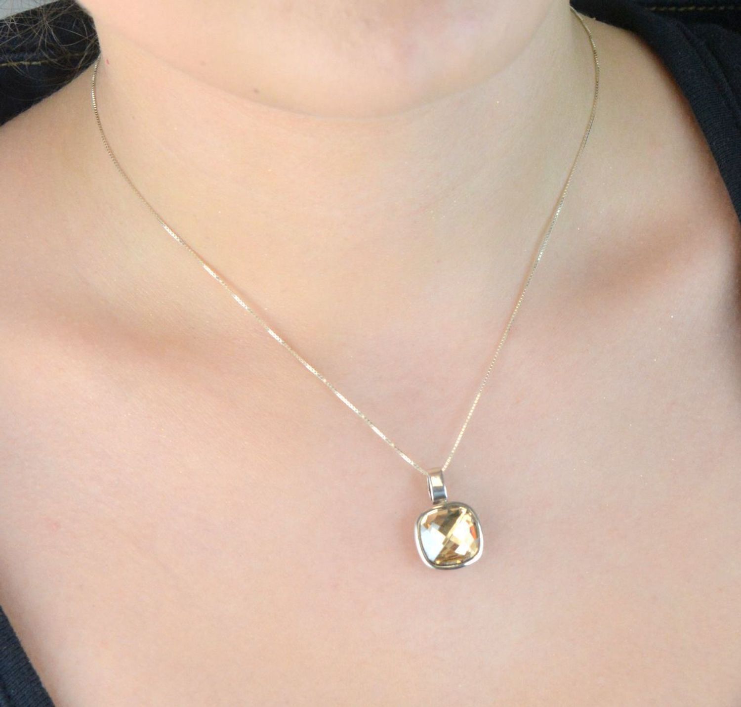 Zawieszka damska ze srebra próby 925 z kwadratowym kryształem Swarovski® w złotym odcieniu. Model WC7GS, waga 3,74 g, wymiary 2,2 x 1,4 cm. Elegancka i efektowna ozdoba.1.jpg