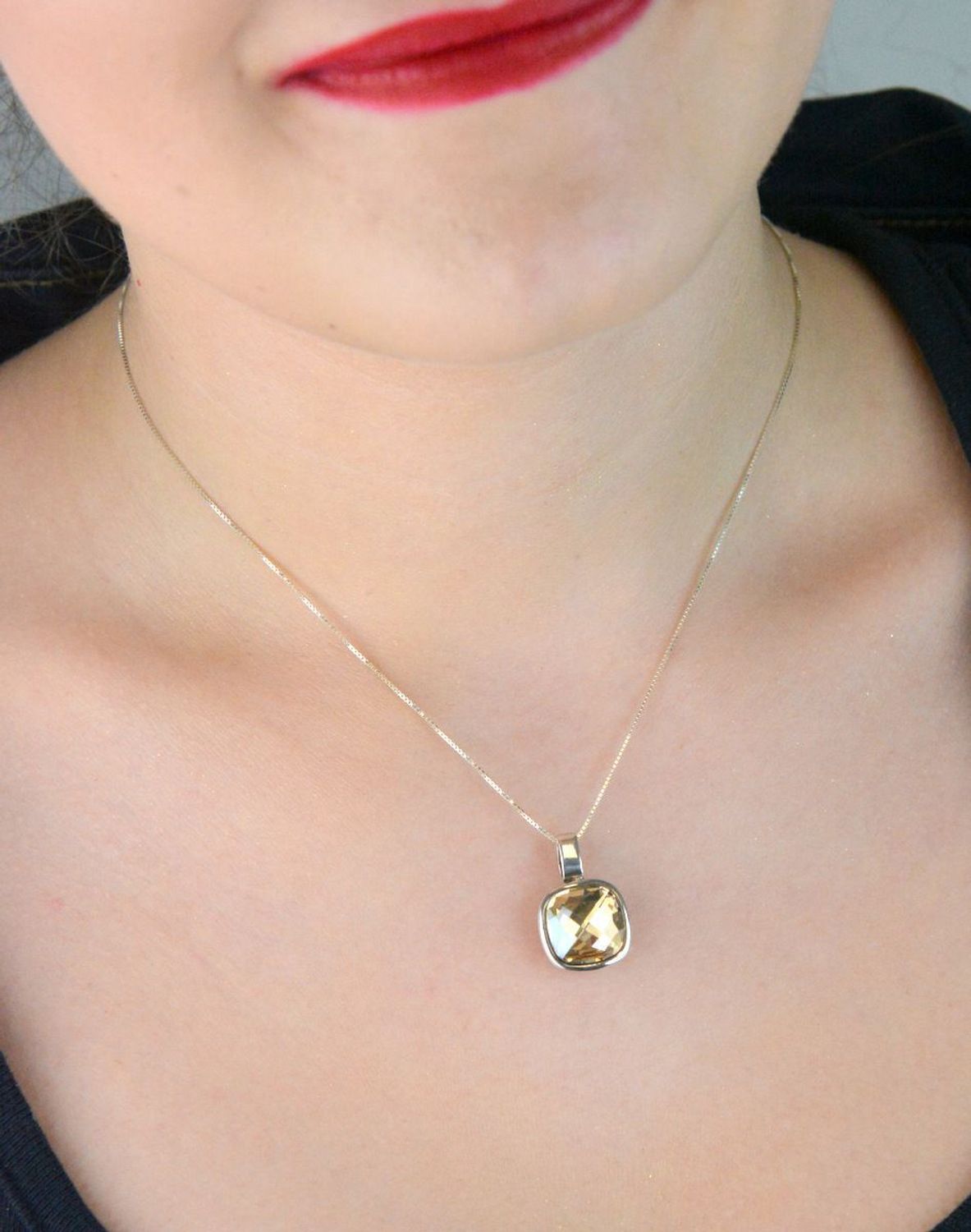 Zawieszka damska ze srebra próby 925 z kwadratowym kryształem Swarovski® w złotym odcieniu. Model WC7GS, waga 3,74 g, wymiary 2,2 x 1,4 cm. Elegancka i efektowna ozdoba.1.jpg