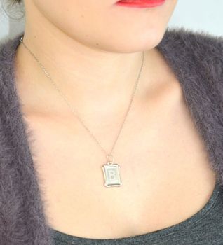 Elegancka i minimalistyczna zawieszka srebrna w formie prostokątnej blaszki, wykonana z wysokiej jakości srebra próby 925. Na powierzchni zawieszki znajduje się precyzyjnie wygrawerowana (1).JPG