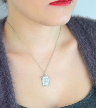 Elegancka i minimalistyczna zawieszka srebrna w formie prostokątnej blaszki, wykonana z wysokiej jakości srebra próby 925. Na powierzchni zawieszki znajduje się precyzyjnie wygrawerowana (2).JPG