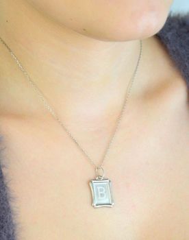 Elegancka i minimalistyczna zawieszka srebrna w formie prostokątnej blaszki, wykonana z wysokiej jakości srebra próby 925. Na powierzchni zawieszki znajduje się precyzyjnie wygrawerowana (3).JPG