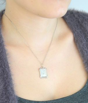 Elegancka i minimalistyczna zawieszka srebrna w formie prostokątnej blaszki, wykonana z wysokiej jakości srebra próby 925. Na powierzchni zawieszki znajduje się precyzyjnie wygrawerowana (4).JPG