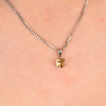 Zawieszka srebrna z kryształem Swarovski Golden Shadow 925 – elegancka biżuteria na prezent.  Zawieszka srebrna z kryształem Swarovski Golden Shadow – luksus zamknięty w subtelnej formie (1).JPG