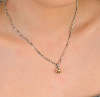 Zawieszka srebrna z kryształem Swarovski Golden Shadow 925 – elegancka biżuteria na prezent.  Zawieszka srebrna z kryształem Swarovski Golden Shadow – luksus zamknięty w subtelnej formie (2).JPG