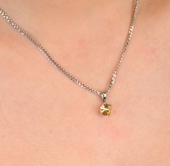 Zawieszka srebrna z kryształem Swarovski Golden Shadow 925 – elegancka biżuteria na prezent.  Zawieszka srebrna z kryształem Swarovski Golden Shadow – luksus zamknięty w subtelnej formie (3).JPG