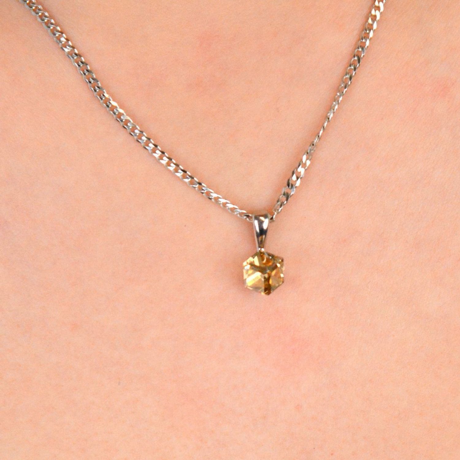 Zawieszka srebrna kryształ Swarovski Golden Shadow próba 925, WJ48416GS Zawieszka srebrna z kryształem Swarovski Golden Shadow – luksus zamknięty w subtelnej formie1.jpg