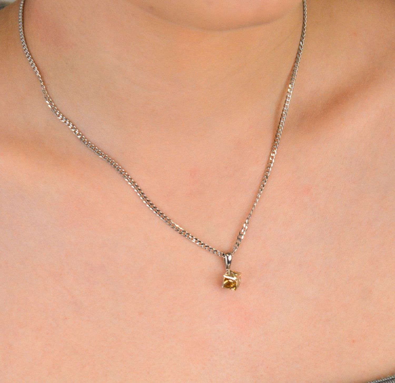 Zawieszka srebrna kryształ Swarovski Golden Shadow próba 925, WJ48416GS Zawieszka srebrna z kryształem Swarovski Golden Shadow – luksus zamknięty w subtelnej formie1.jpg