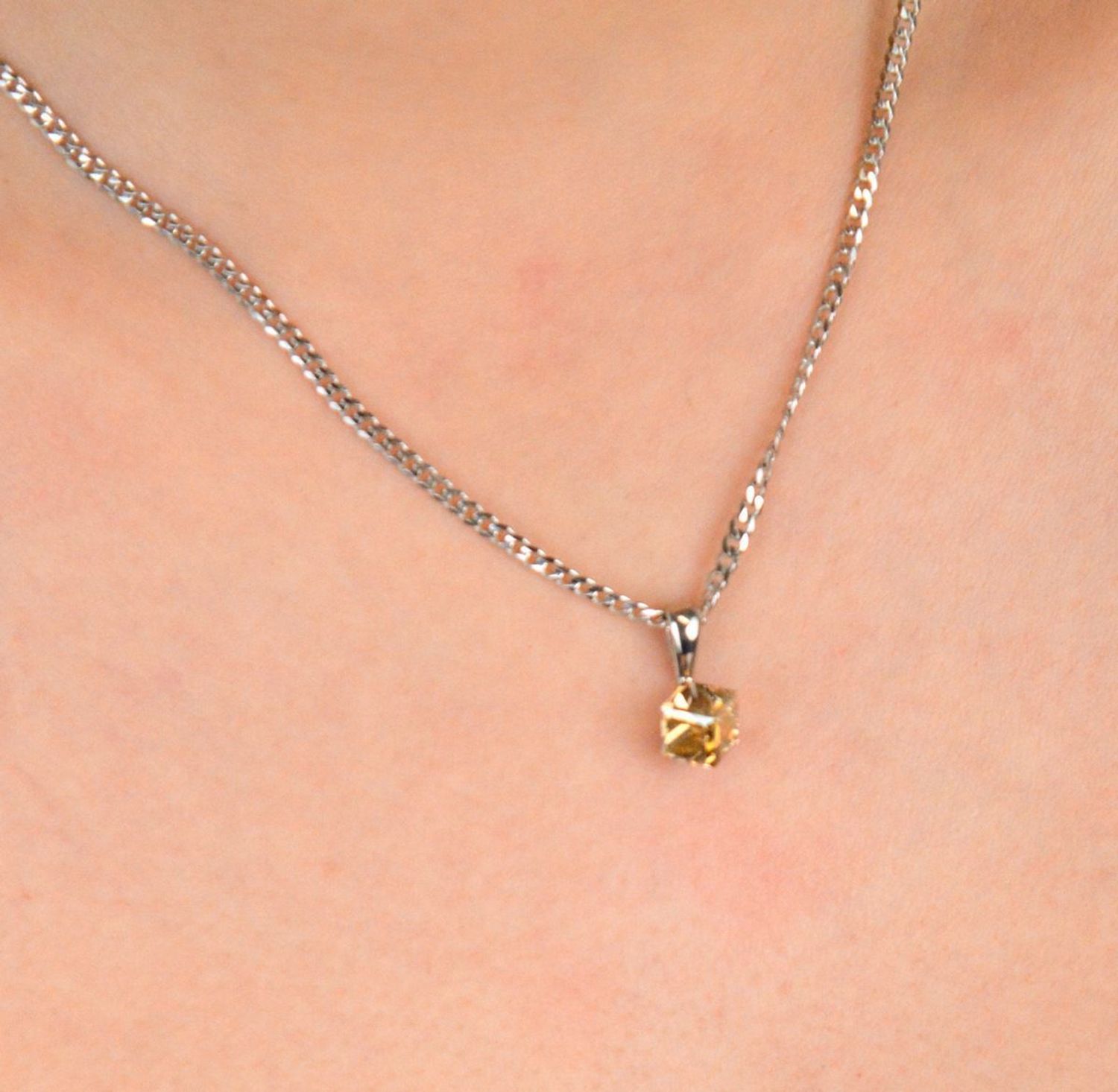 Zawieszka srebrna kryształ Swarovski Golden Shadow próba 925, WJ48416GS Zawieszka srebrna z kryształem Swarovski Golden Shadow – luksus zamknięty w subtelnej formie1.jpg