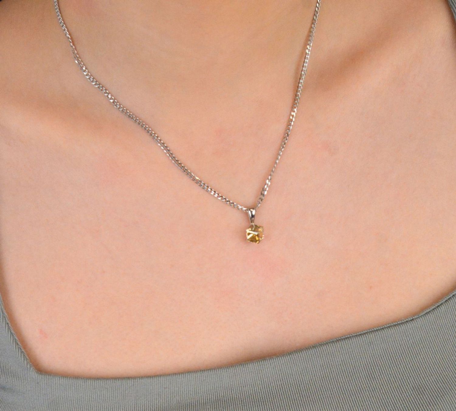 Zawieszka srebrna kryształ Swarovski Golden Shadow próba 925, WJ48416GS Zawieszka srebrna z kryształem Swarovski Golden Shadow – luksus zamknięty w subtelnej formie1.jpg