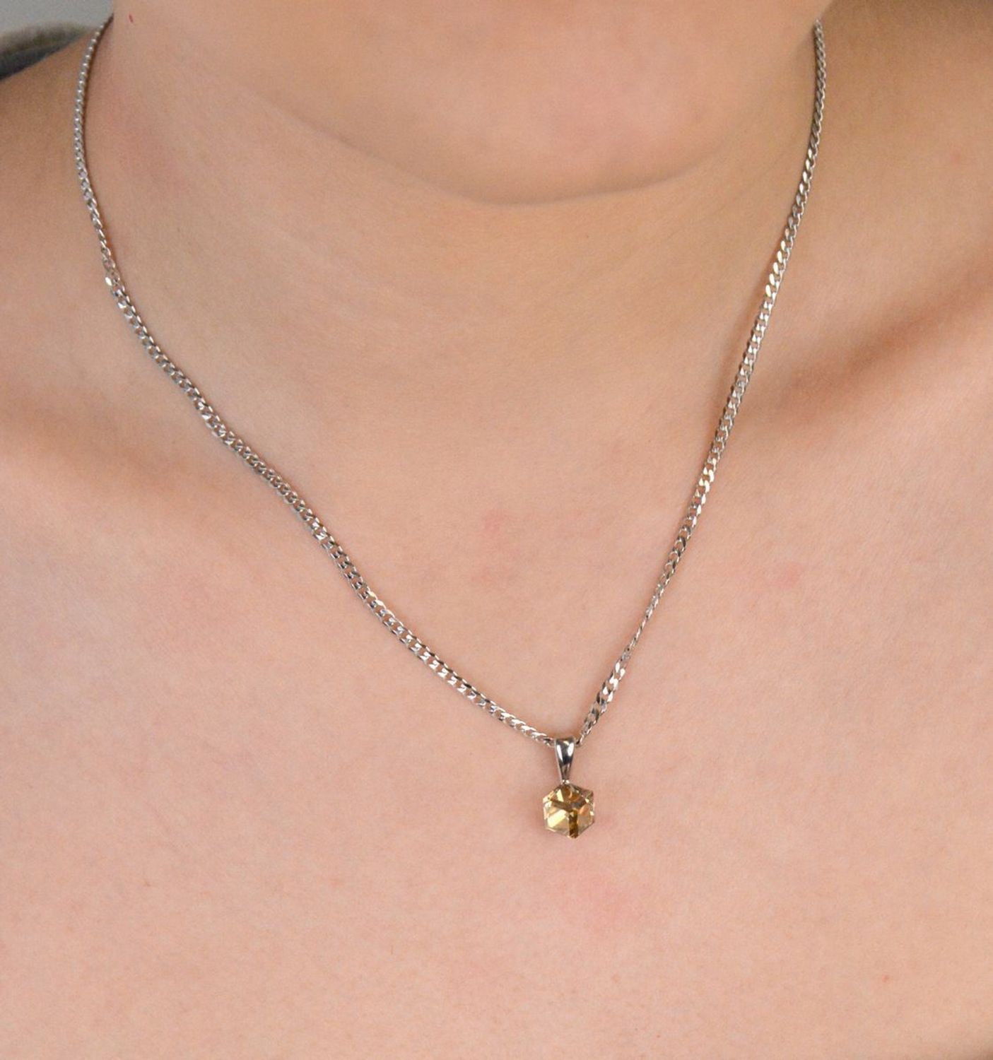 Zawieszka srebrna kryształ Swarovski Golden Shadow próba 925, WJ48416GS Zawieszka srebrna z kryształem Swarovski Golden Shadow – luksus zamknięty w subtelnej formie1.jpg