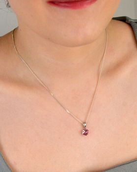 Srebrny wisiorek Swarovski Cube Small Różowy Kryształ WJ48416LR. Odkryj wyjątkowy urok zawieszki z kryształem Swarovski Pink, osadzonej w oprawie ze srebra próby 925. Detal prezentuje się perfekcyjn (3).JPG