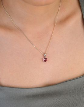 Srebrny wisiorek Swarovski Cube Small Różowy Kryształ WJ48416LR. Odkryj wyjątkowy urok zawieszki z kryształem Swarovski Pink, osadzonej w oprawie ze srebra próby 925. Detal prezentuje się perfekcyjn (4).JPG