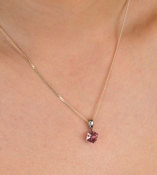 Srebrny wisiorek Swarovski Cube Small Różowy Kryształ WJ48416LR. Odkryj wyjątkowy urok zawieszki z kryształem Swarovski Pink, osadzonej w oprawie ze srebra próby 925. Detal prezentuje się perfekcyjn.JPG