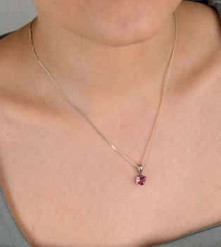 Srebrny wisiorek Swarovski Cube Small Różowy Kryształ WJ48416LR. Odkryj wyjątkowy urok zawieszki z kryształem Swarovski Pink, osadzonej w oprawie ze srebra próby 925. Detal prezentuje się perfekcyjnie (1).JPG