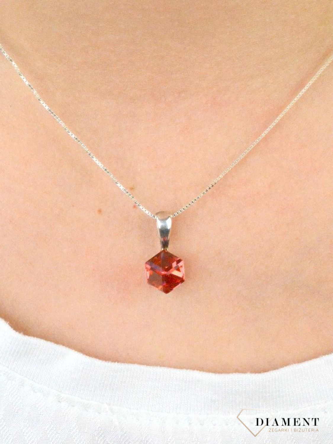 Srebrna zawieszka czerwona Spark Swarovski Cube Small WJ48416PA.jpg