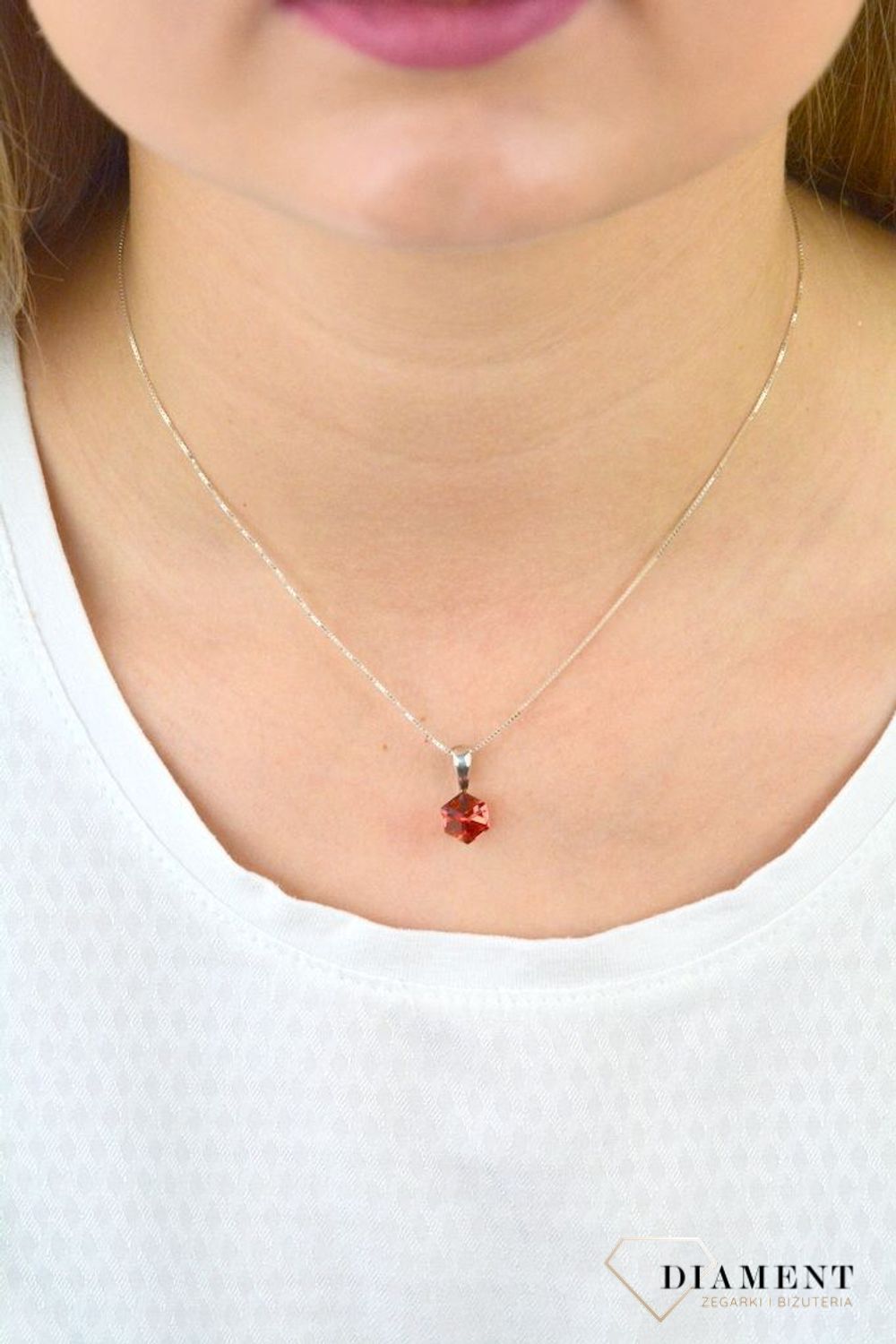 Srebrna zawieszka czerwona Spark Swarovski Cube Small WJ48416PA.jpg