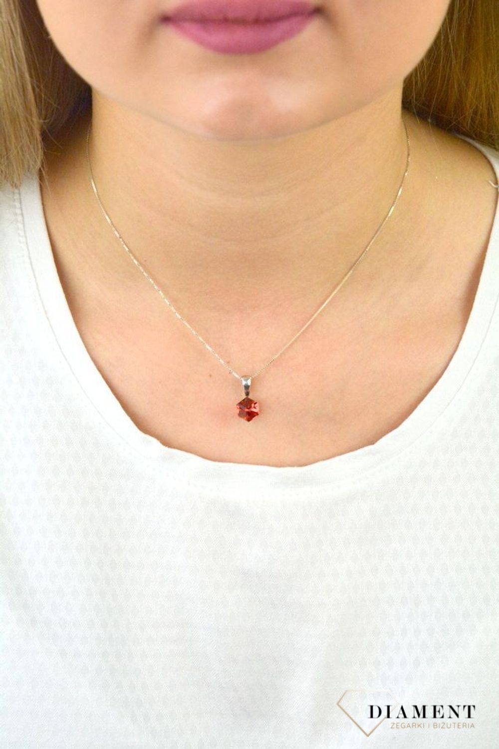 Srebrna zawieszka czerwona Spark Swarovski Cube Small WJ48416PA.jpg