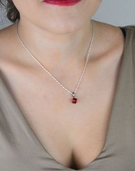 Stylowa i nowoczesna zawieszka Swarovski Cube Small WJ48416SI to biżuteria, która przyciąga wzrok wyjątkowym blaskiem (2).JPG