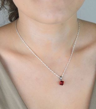 Stylowa i nowoczesna zawieszka Swarovski Cube Small WJ48416SI to biżuteria, która przyciąga wzrok wyjątkowym blaskiem (5).JPG