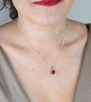 Stylowa i nowoczesna zawieszka Swarovski Cube Small WJ48416SI to biżuteria, która przyciąga wzrok wyjątkowym blaskiem (6).JPG