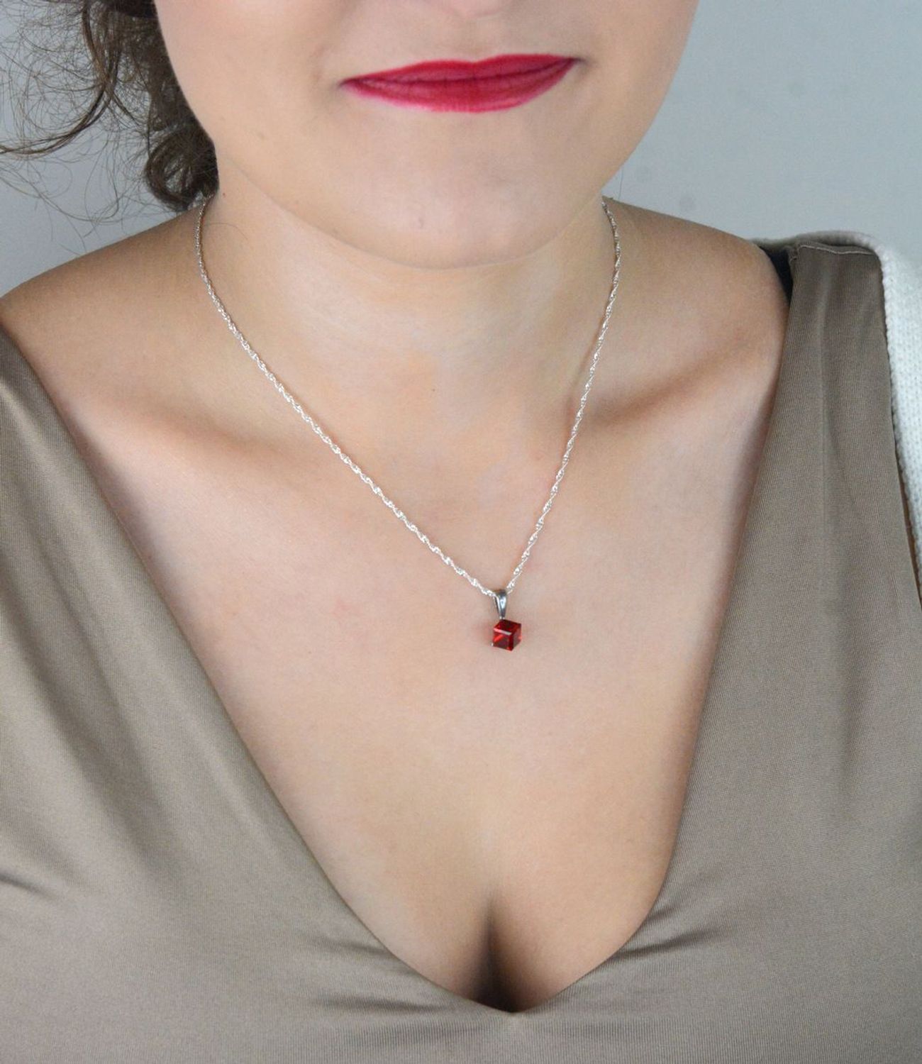 Srebrna zawieszka Swarovski Cube Small WJ48416SI  – czerwona kostka.jpg