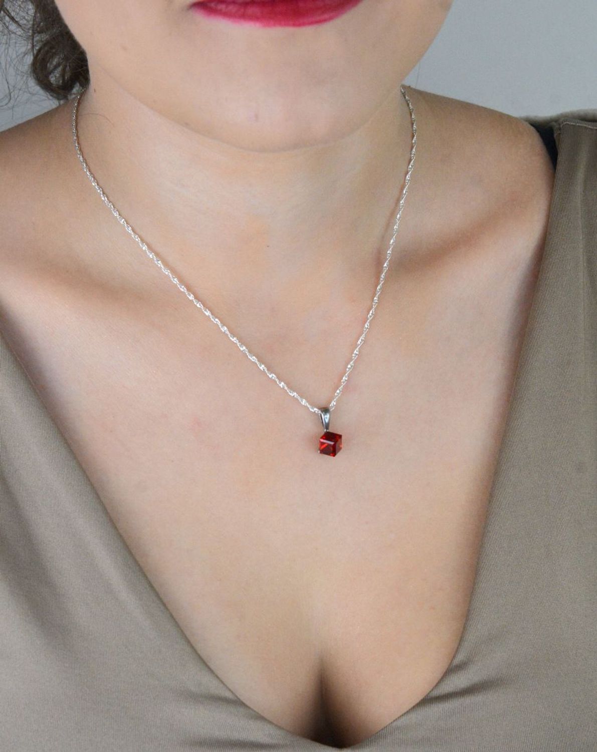 Srebrna zawieszka Swarovski Cube Small WJ48416SI  – czerwona kostka.jpg