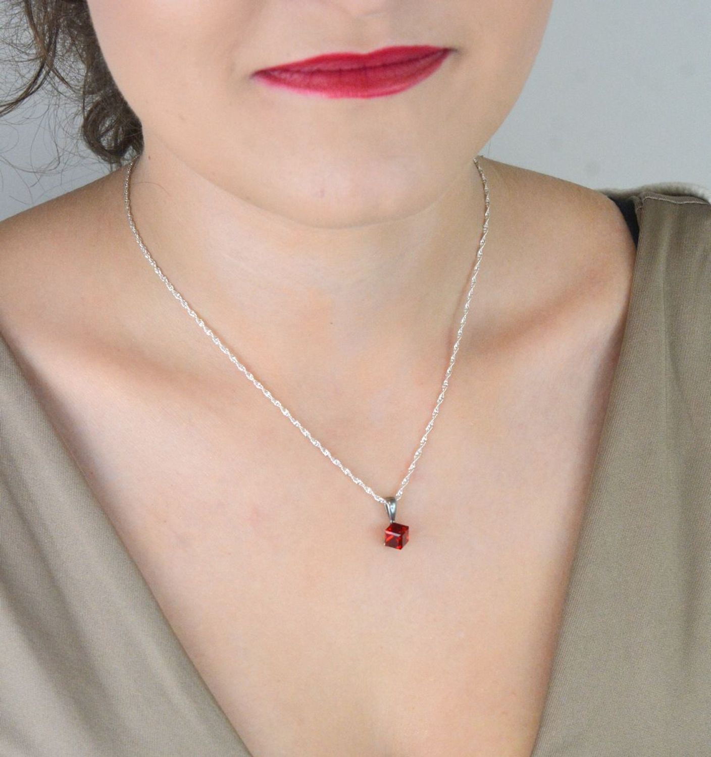 Srebrna zawieszka Swarovski Cube Small WJ48416SI  – czerwona kostka.jpg