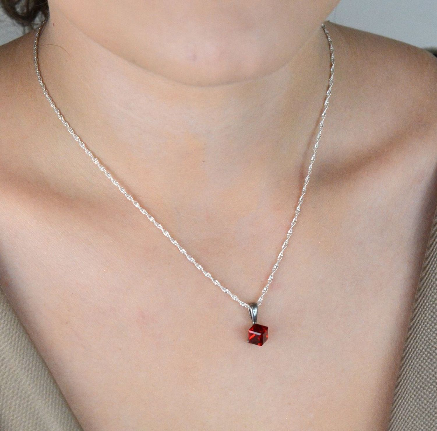 Srebrna zawieszka Swarovski Cube Small WJ48416SI  – czerwona kostka.jpg