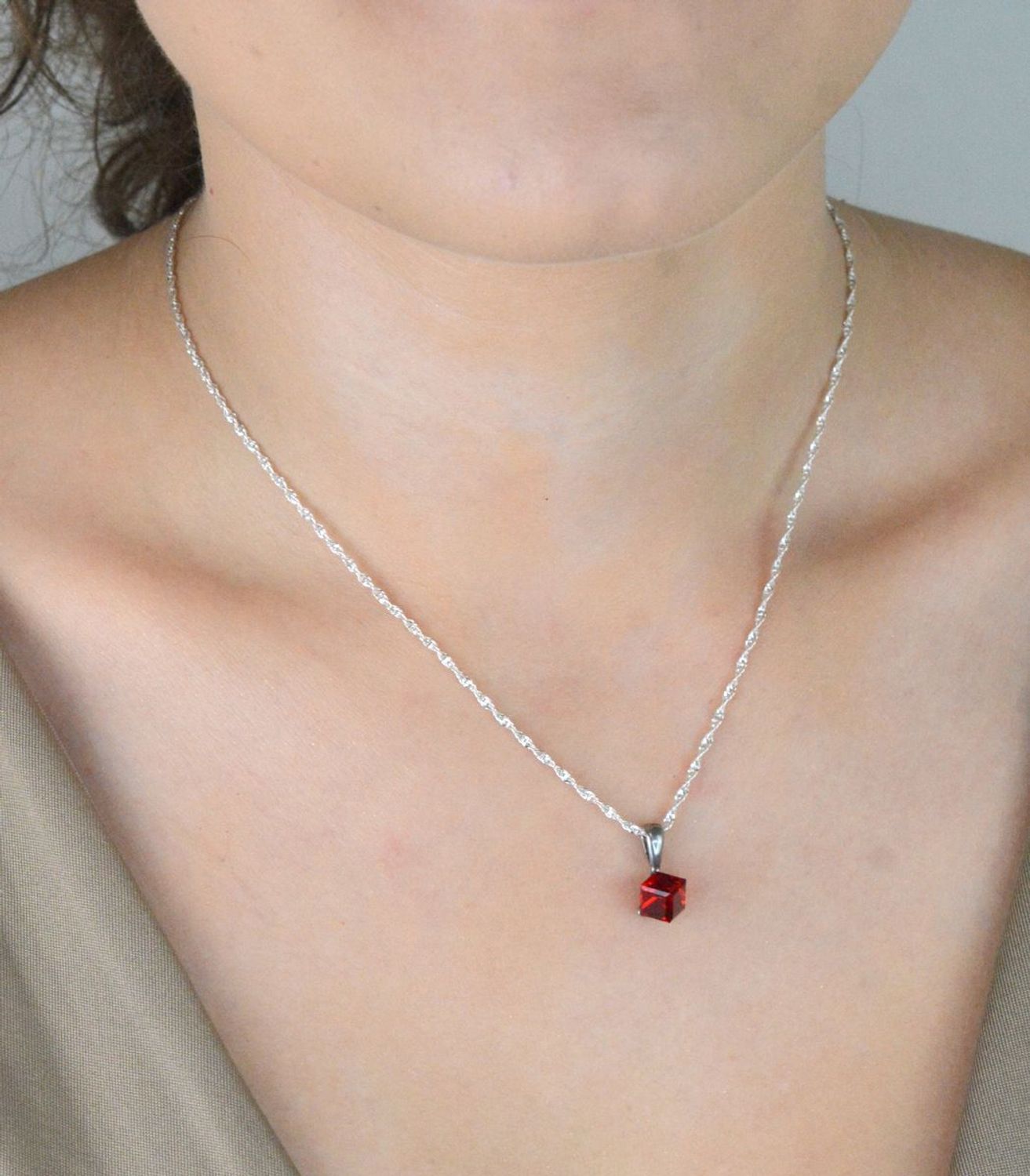 Srebrna zawieszka Swarovski Cube Small WJ48416SI  – czerwona kostka.jpg