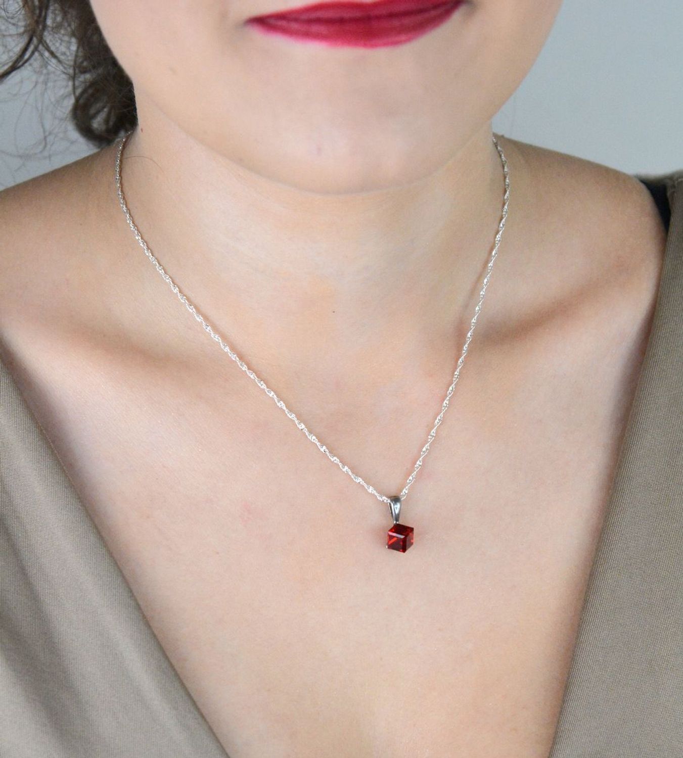 Srebrna zawieszka Swarovski Cube Small WJ48416SI  – czerwona kostka.jpg