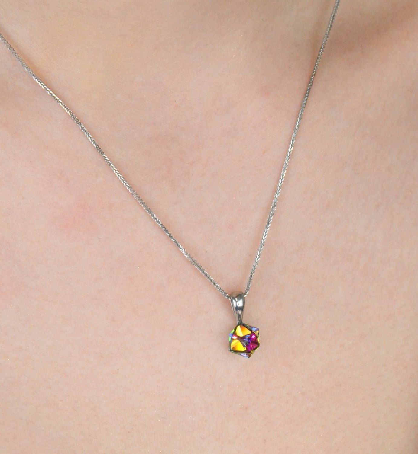 fioletowa zawieszka Swarovski. Swarovski Cube Small, zawieszka WJ48416VM, zawieszka z kryształem.jpg