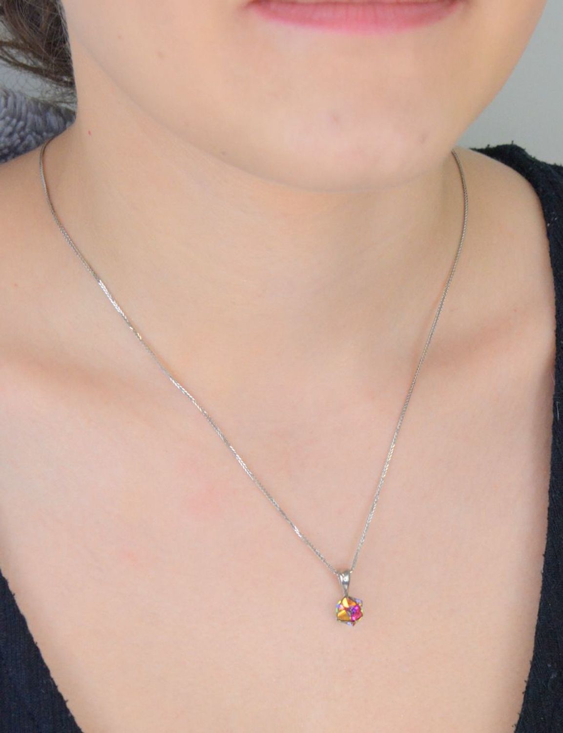 fioletowa zawieszka Swarovski. Swarovski Cube Small, zawieszka WJ48416VM, zawieszka z kryształem.jpg