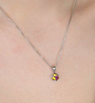 Nowoczesna zawieszka Swarovski Cube Small WJ48416VM z fioletowym kryształem w kształcie kostki. Wykonana ze srebra rodowanego. Idealna na prezent i na co dzień! Zawieszka doskonale sprawdzi się zarówno na co dzień, jak i na specj (1).JPG