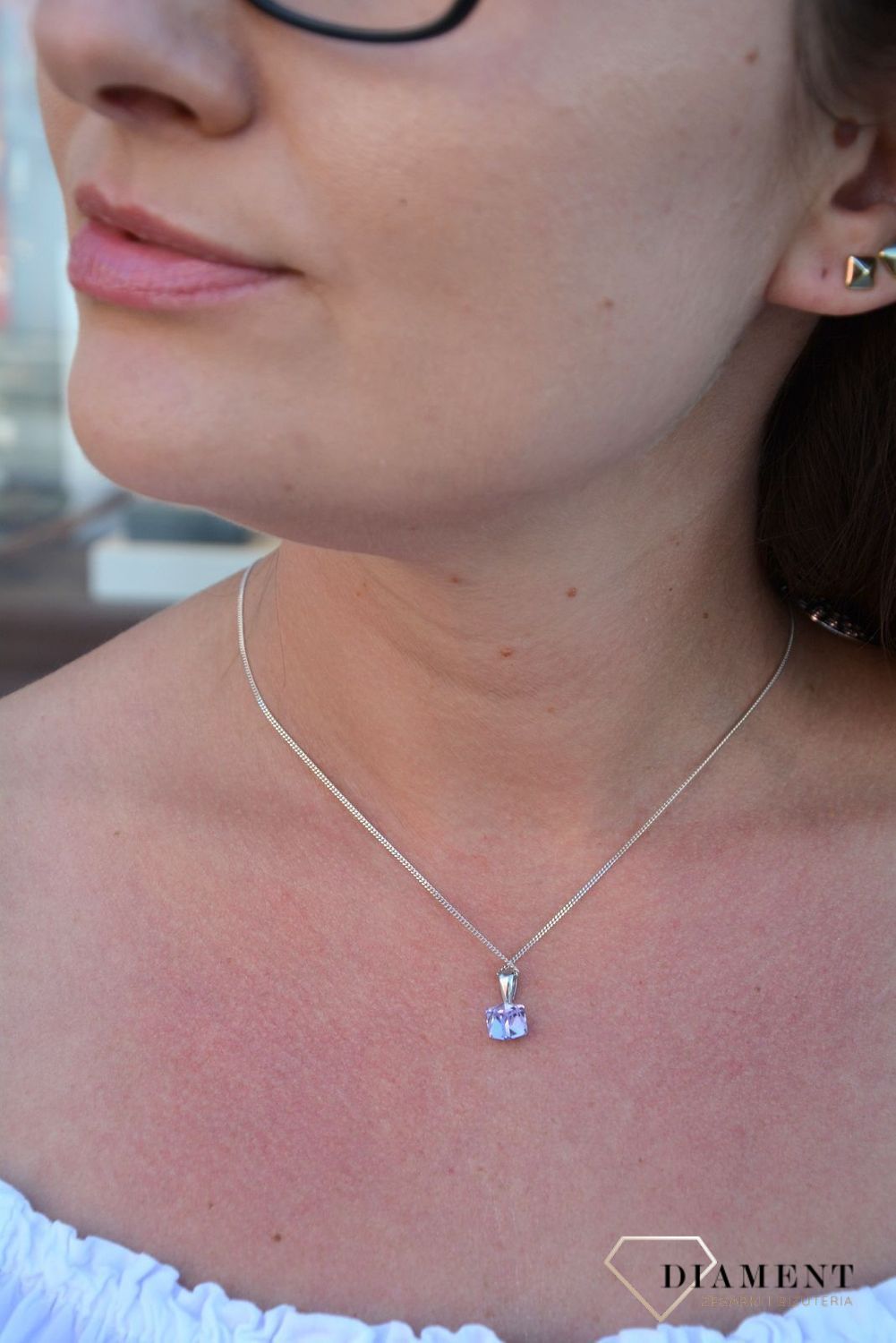 fioletowa zawieszka Swarovski. Swarovski Cube Small, zawieszka WJ48416VM, zawieszka z kryształem.jpg