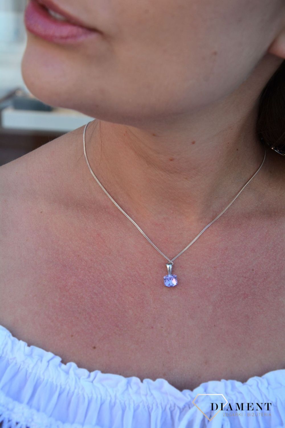 fioletowa zawieszka Swarovski. Swarovski Cube Small, zawieszka WJ48416VM, zawieszka z kryształem.jpg