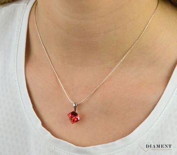 Zawieszka Swarovski Elements czerwona Spark Cube WO6100BB. Elegancka zawieszka marki Spark z kryształem Swarovskiego to piękna biżuteria na każdą okazję. Na prezent (1).JPG