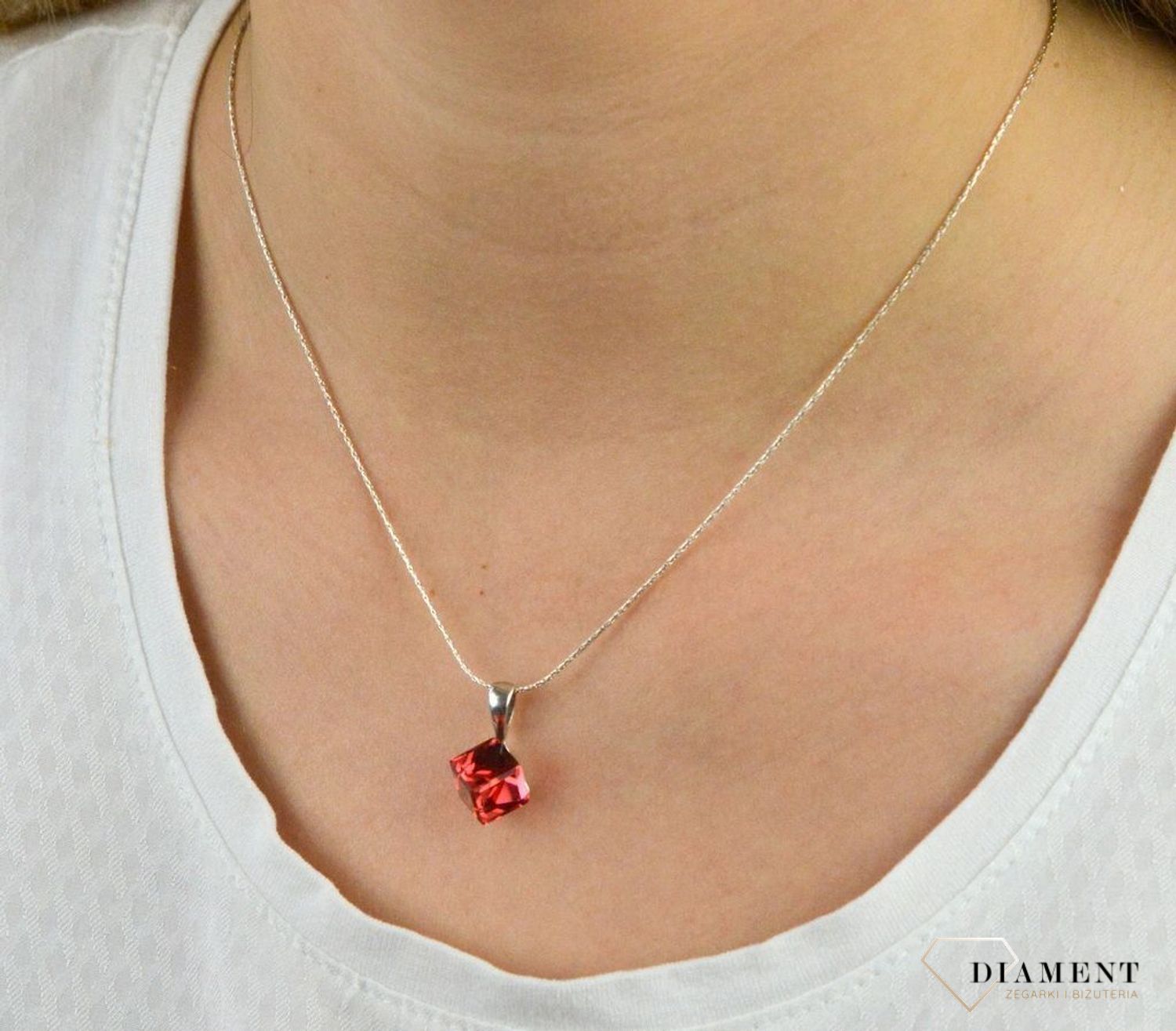 Zawieszka Swarovski Elements czerwona Spark Cube WO6100BB.jpg