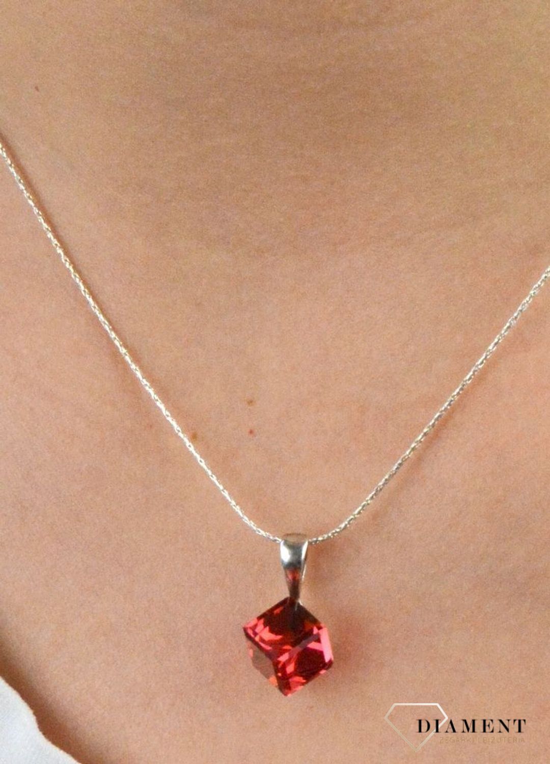 Zawieszka Swarovski Elements czerwona Spark Cube WO6100BB.jpg